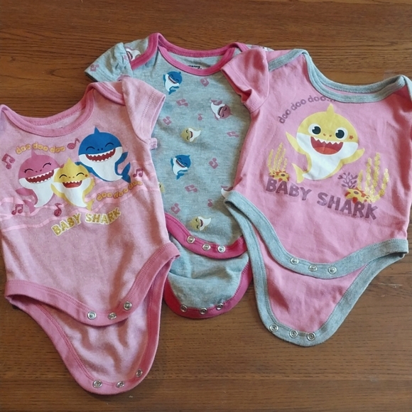 Lot of 3 Baby Shark Onsies 0-3m - Picture 1 of 6